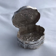 Load image into Gallery viewer, Silver Box Decorated With Putti London Import Marks
